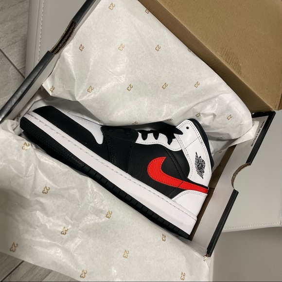 2021 Nike Air Jordan 1 Mid 'Chile Red' Size 5Y or 6.5 Women - Picture 5 of 10